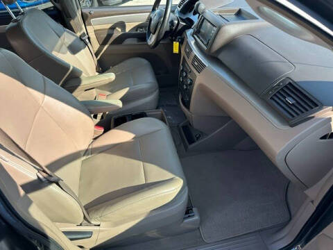2012 Volkswagen Routan SE