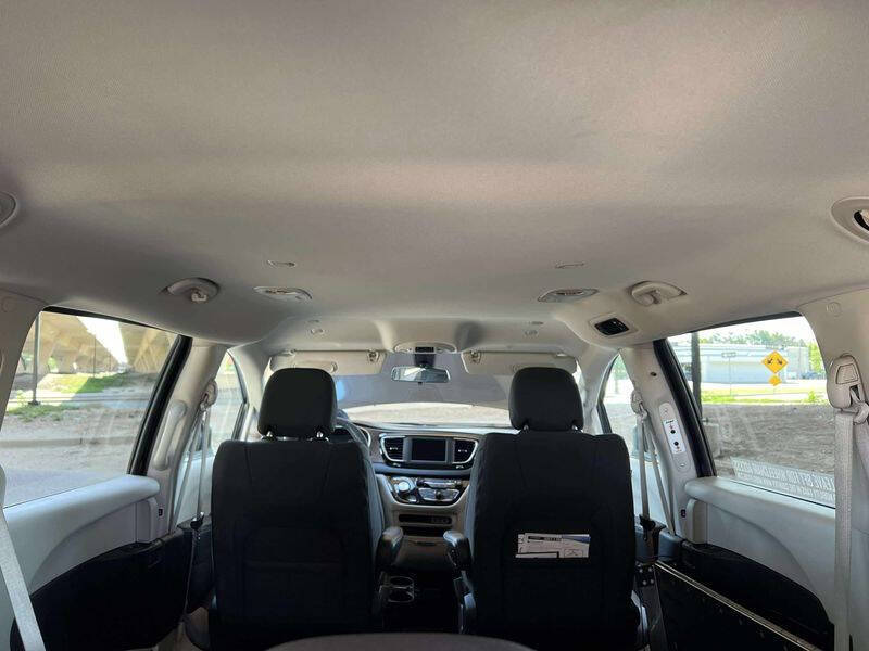 2022 Chrysler Voyager LX
