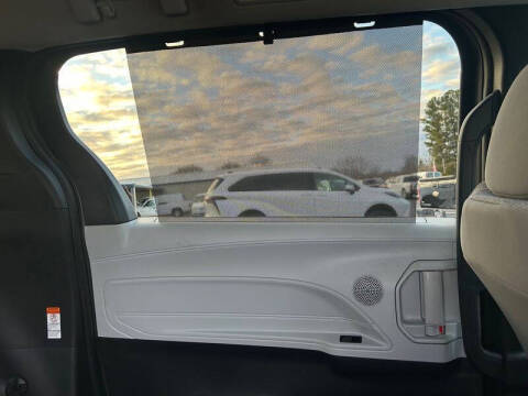 2025 Toyota Sienna LE 8-Passenger