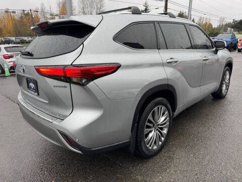 2022 Toyota Highlander Hybrid Platinum