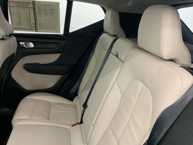 2023 Volvo XC40 B4 Ultimate Dark Theme