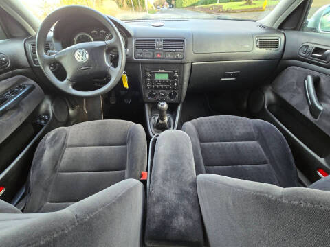 2004 Volkswagen Jetta for sale at CLEAR CHOICE AUTOMOTIVE in Milwaukie OR