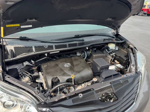 2017 Toyota Sienna LE 8-Passenger