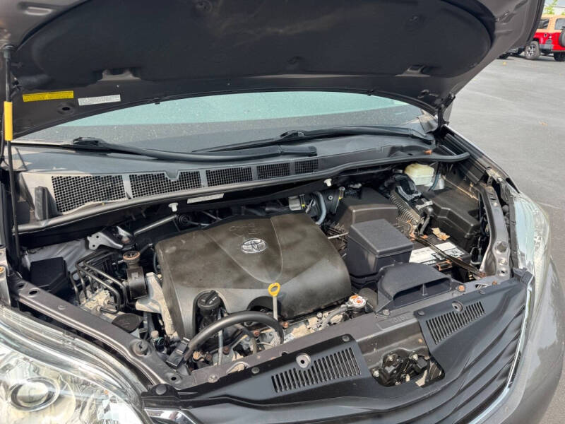 2017 Toyota Sienna LE 8-Passenger