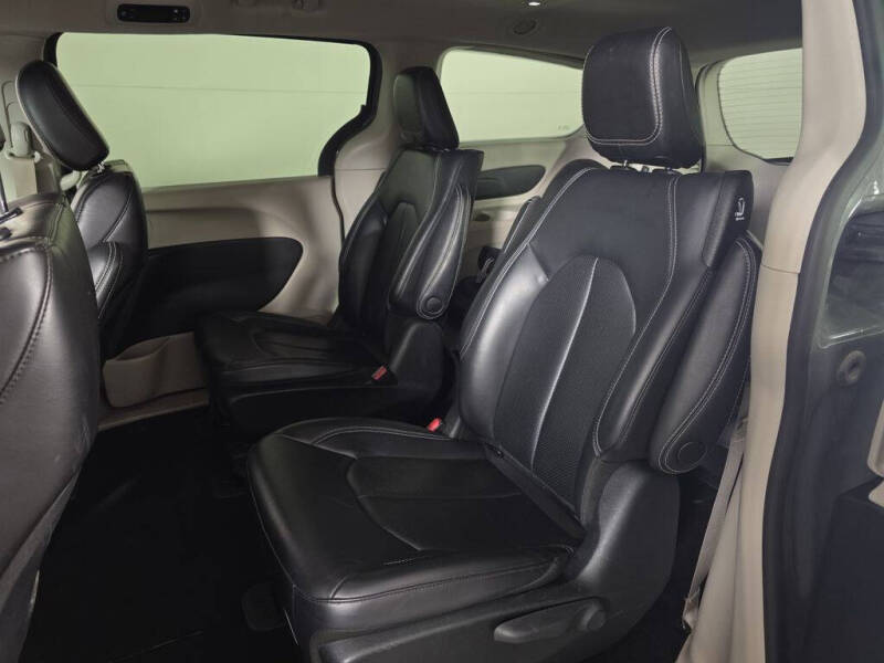 2023 Chrysler Pacifica Plug-In Hybrid Touring L