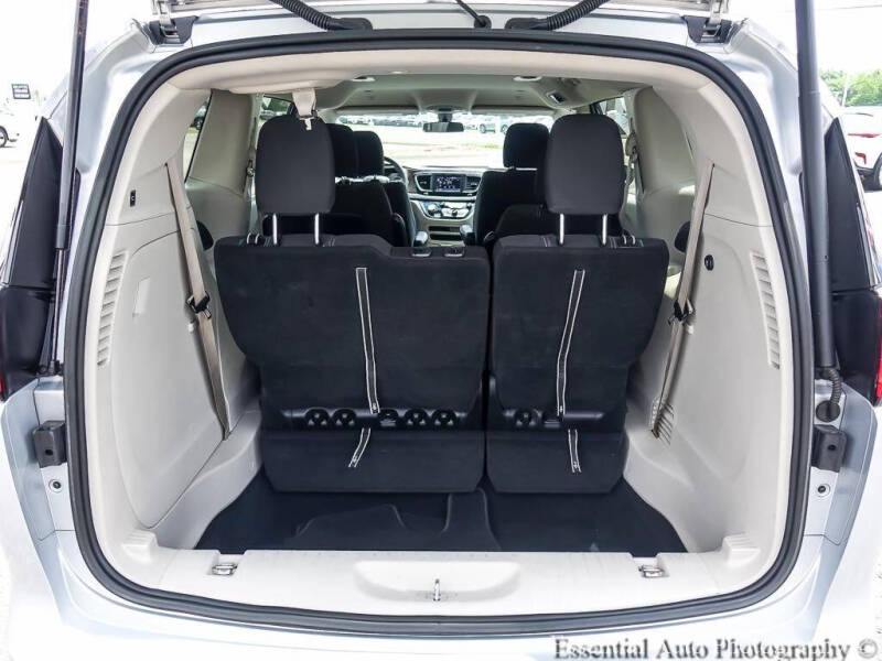 2022 Chrysler Voyager LX