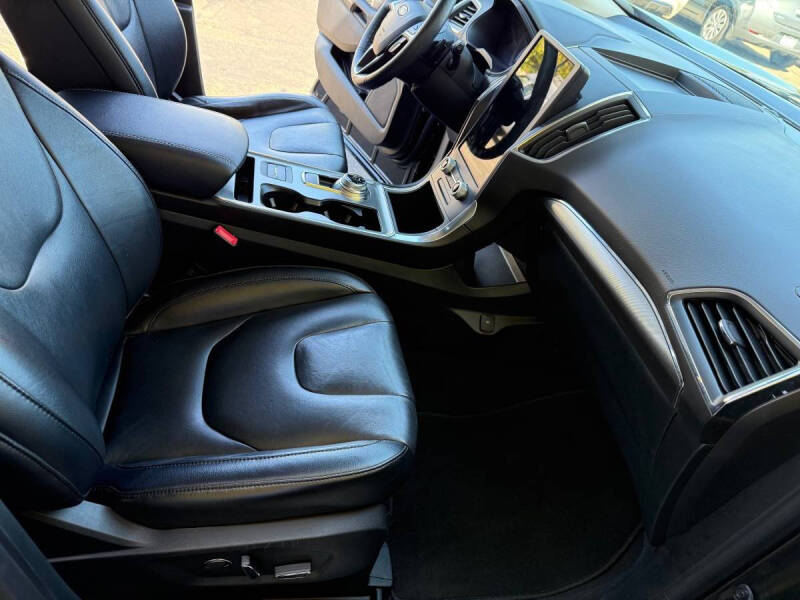 2022 Ford Edge Titanium