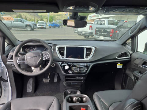 2025 Chrysler Voyager LX