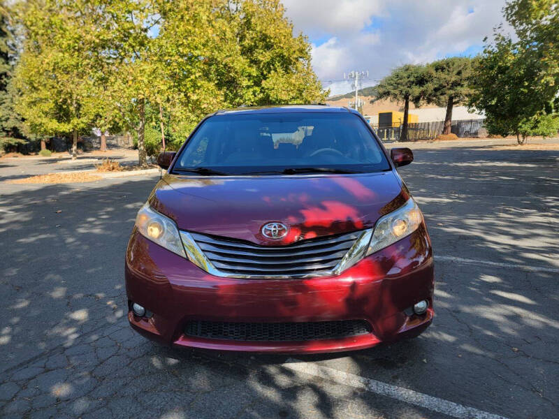 2013 Toyota Sienna XLE photo 3