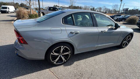 2024 Volvo S60 B5 Plus Dark Theme