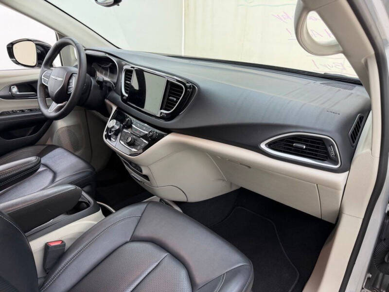 2024 Chrysler Pacifica Touring L - Photo 13