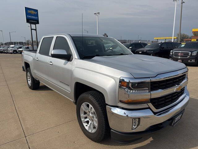 Used 2018 Chevrolet Silverado 1500 LT with VIN 3GCUKREC0JG244425 for sale in Bloomington, IL