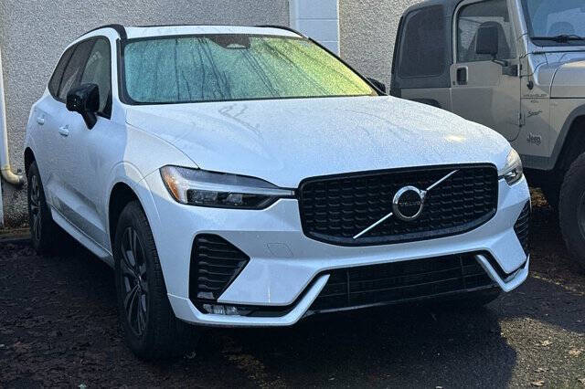2024 Volvo XC60 B5 Core Dark Theme