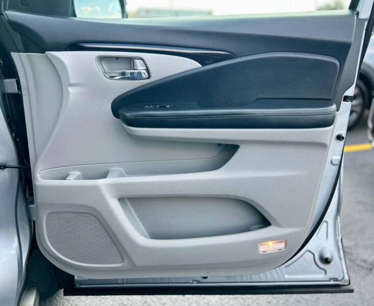 2020 Honda Pilot Touring w/Rear Captain's Chairs