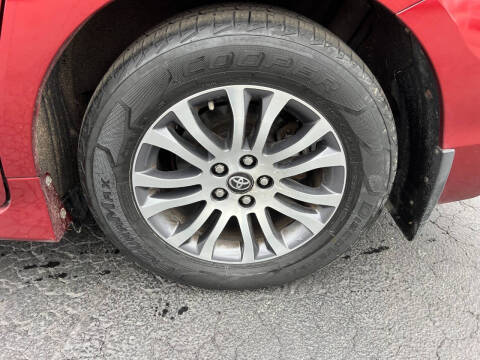 2018 Toyota Sienna XLE 8-Passenger