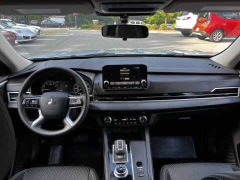 2022 Mitsubishi Outlander ES