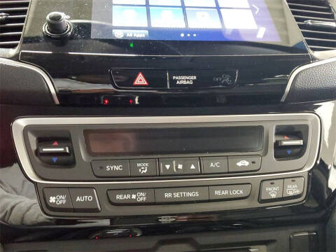 2020 Honda Pilot Touring w/Rear Captain's Chairs