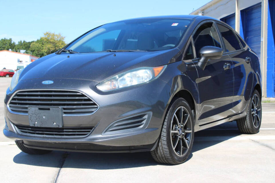 2017 Ford Fiesta SE's photo