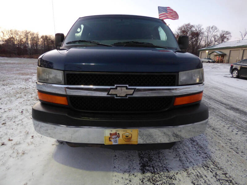 2009 Chevrolet Express LS photo 2