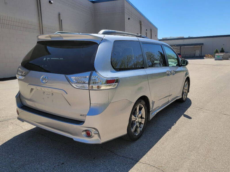 2011 Toyota Sienna SE 8-Passenger