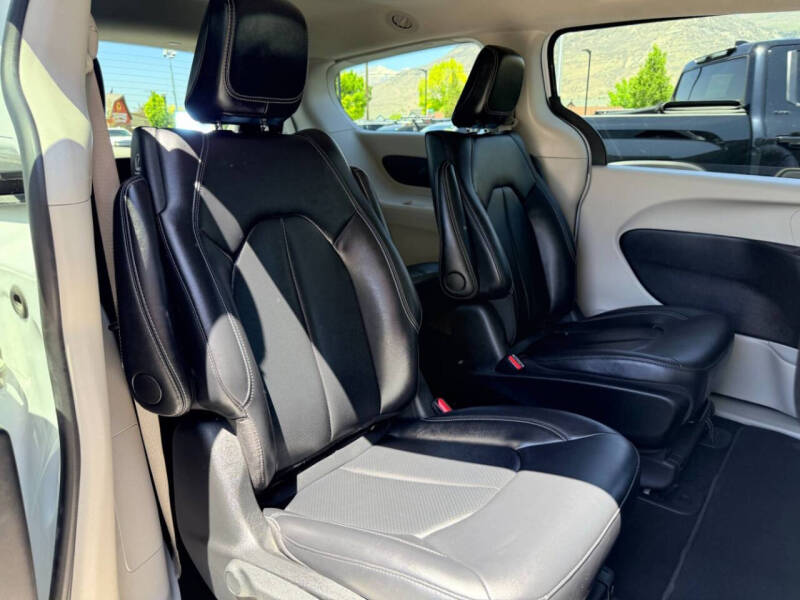 2024 Chrysler Pacifica Plug-In Hybrid Select
