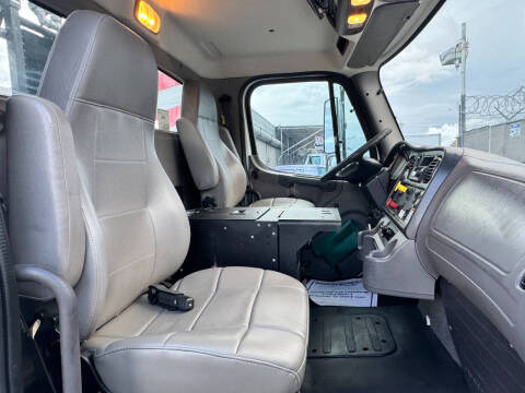 2017 Freightliner M2 106