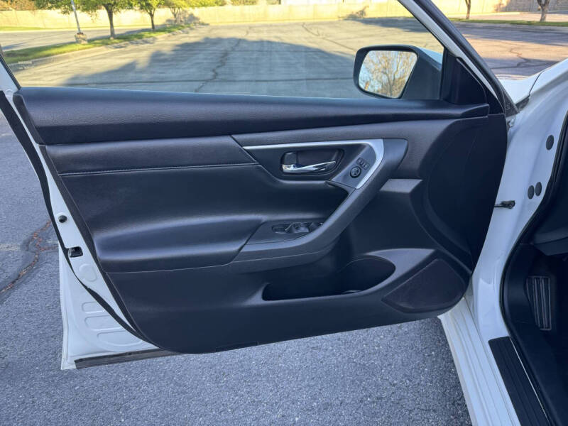 2017 Nissan Altima SR - Photo 13