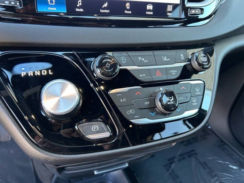 2025 Chrysler Voyager LX