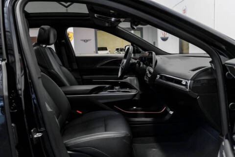 2024 Cadillac LYRIQ Luxury 2