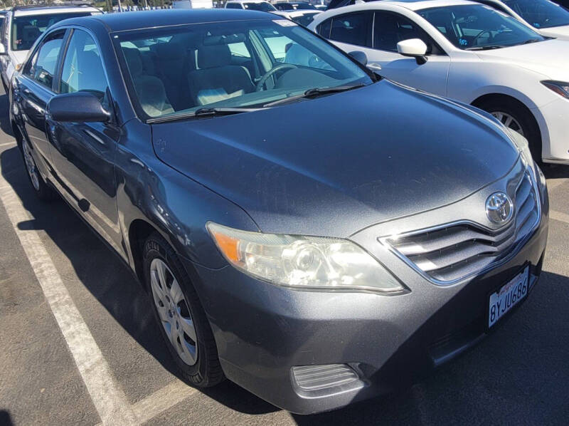 2010 Toyota Camry LE photo 2