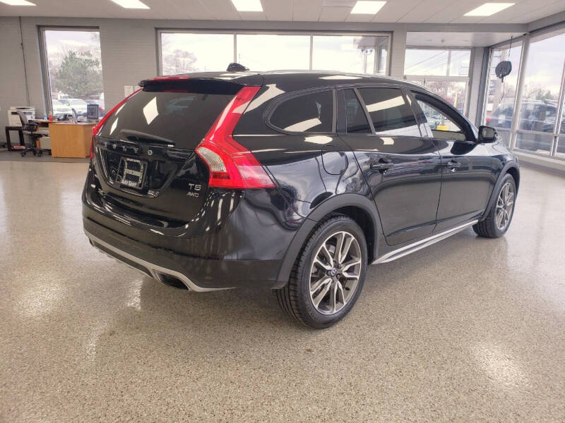 2017 Volvo V60 Base photo 7