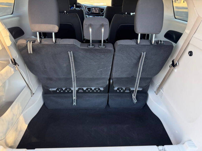 2023 Chrysler Voyager LX