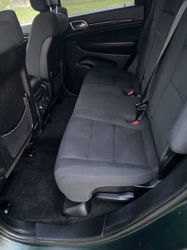 2011 Jeep Grand Cherokee Laredo photo 3