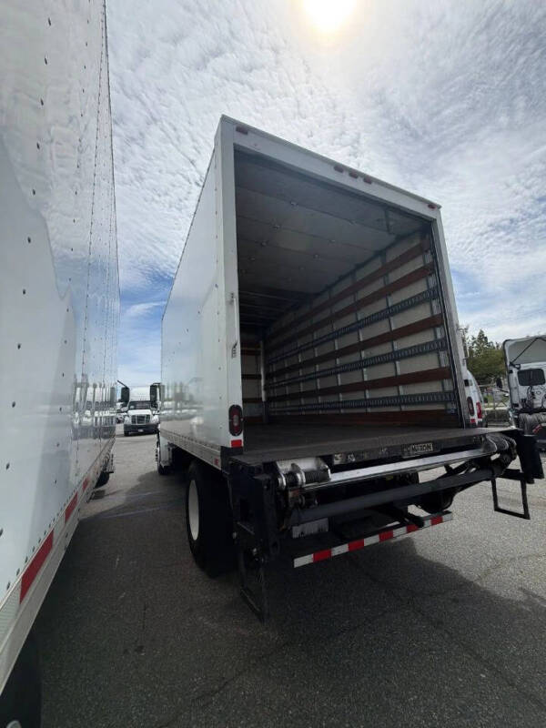 2017 Freightliner M2 106