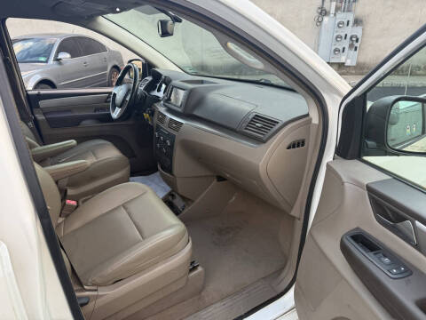 2012 Volkswagen Routan SE