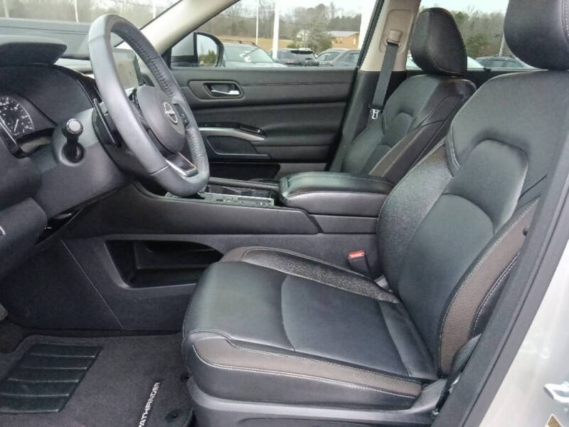 2025 Nissan Pathfinder SL