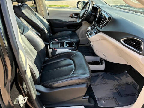 2017 Chrysler Pacifica Touring-L