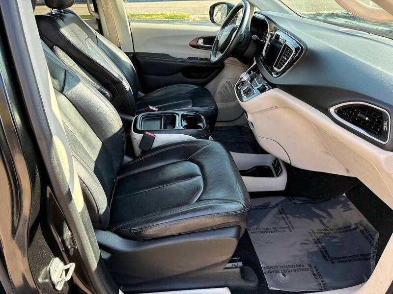 2017 Chrysler Pacifica Touring-L