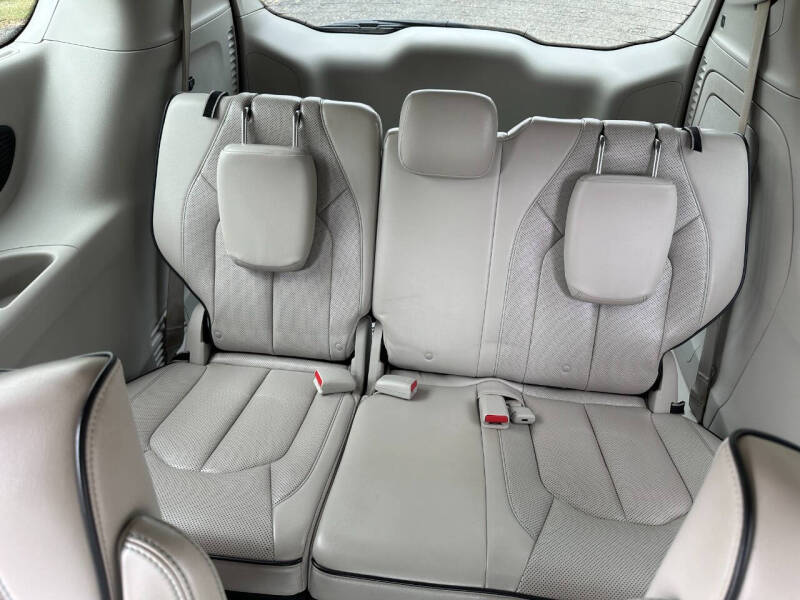 2017 Chrysler Pacifica Hybrid Platinum