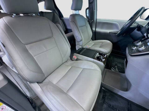 2017 Toyota Sienna XLE 7-Passenger Auto Access Seat