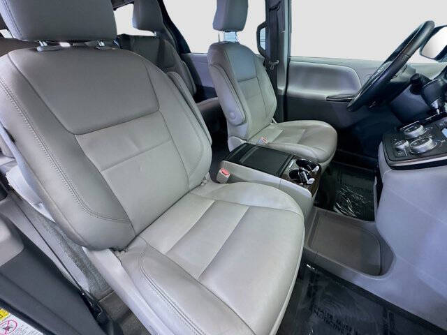 2017 Toyota Sienna XLE 7-Passenger Auto Access Seat