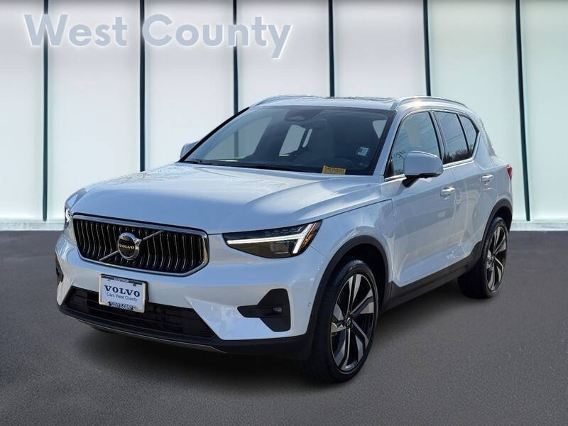 2023 Volvo XC40 B5 Ultimate Bright Theme
