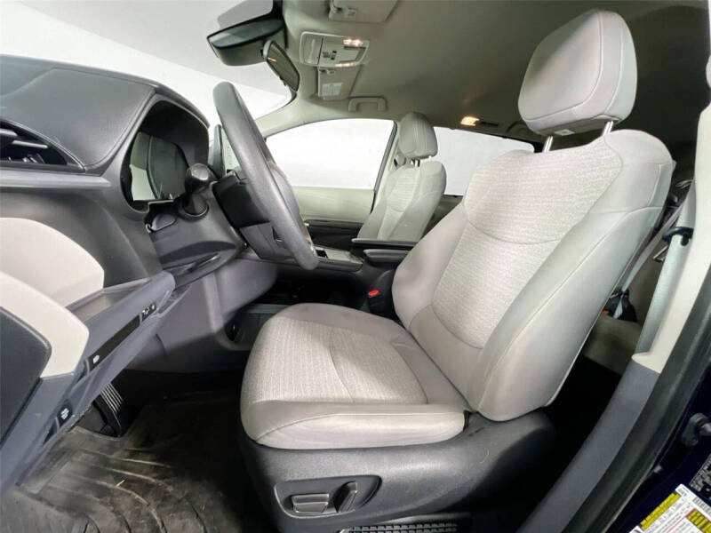 2022 Toyota Sienna LE 8-Passenger