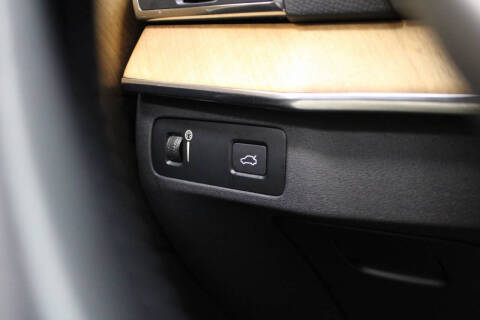 2022 Volvo XC90 T6 Momentum 6-Passenger