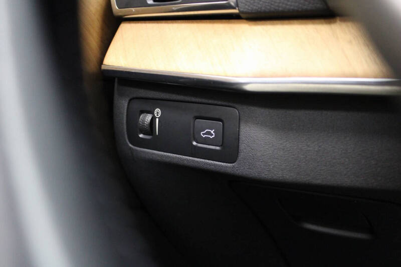 2022 Volvo XC90 T6 Momentum 6-Passenger