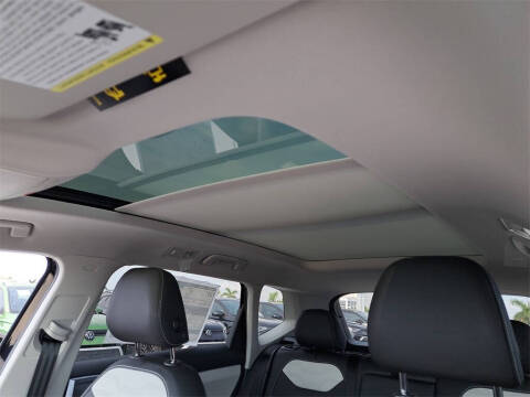 2025 Volkswagen Taos SEL 4Motion