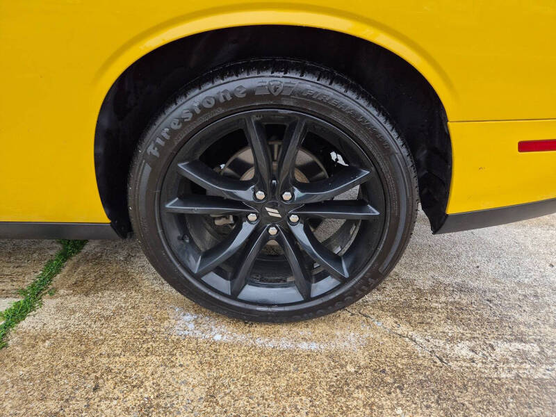 2017 Dodge Challenger SXT Plus