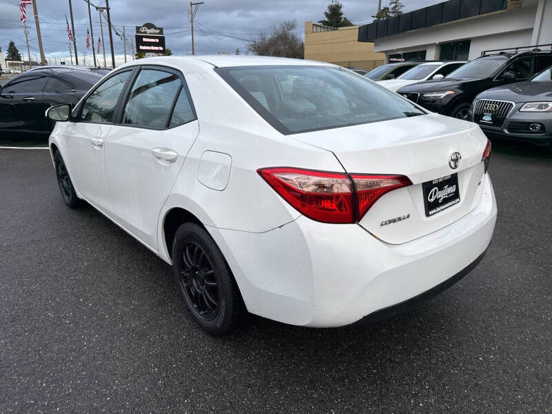 2018 Toyota Corolla LE photo 3