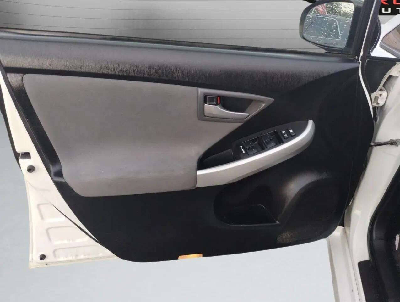 ToyotaPrius Plug-in Hybrid13