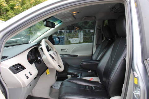 2011 Toyota Sienna LE 7-Passenger Auto Access Seat